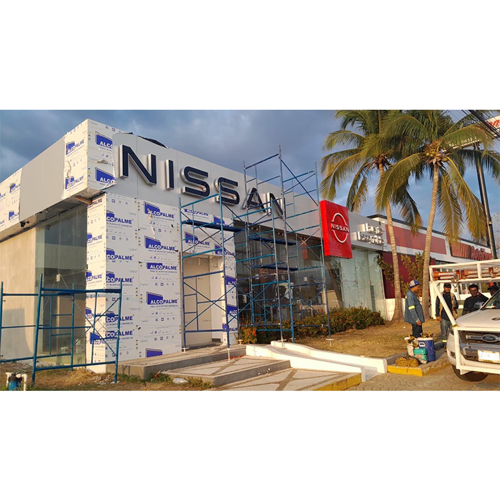 Instalación de panel en esquina de fachada Nissan